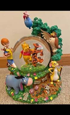 Disney Store Winnie the Pooh "Rumbly In My Tumbly" Musical Snow Globe